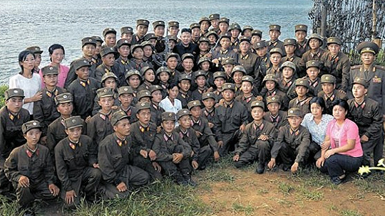 Soldiers of units posted at the West-South Front facing South Korea. Careful observation of the young soldiers in the picture confirms that most appear frail. (Source. Rodong Sinmun. Aug/2012)