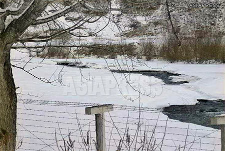 (REFERENCE PHOTO) A wire fence all along the Amrok-gang (Yalu River), a border river between North Korea and China. The Chinese authorities have installed the fence to prevent defections and drug smuggling from North Korea. (March/2014-China)ASIAPRESS