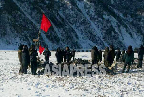 A group of women mobilized for compost collection on a bitterly cold winter's day. (Taken by Kim Dong-cheol, in the middle region of North Korea. Mid-January. 2015) ASIAPRESS