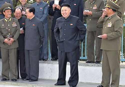 <Photo> Chang Song-taek is seemingly relaxed while talking to other people folding his hands behind his back by the side of Kim Jong-un at the time when visiting rollerblade link. (From KCNA on November 4, 2012)