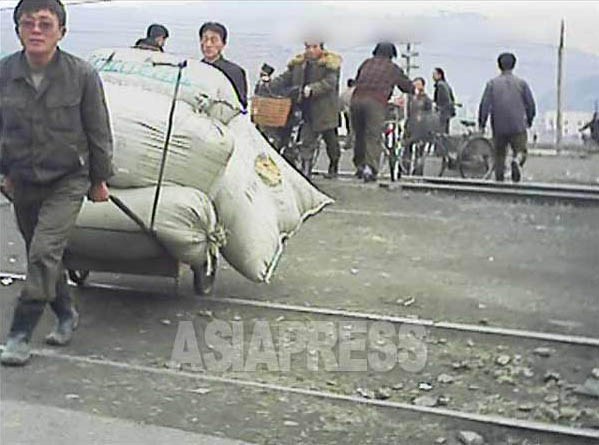 (Reference Photo1) The provincial cities are continuously experiencing the disruption of power and running water. Complaining voices are getting louder as the living conditions are deteriorating. Filmed at Pyongsung City of South Pyongan Province in March 2013. (Asia Press)