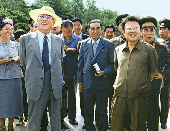 Kim Il-sung (left) and Kim Jong-il on-site guidance in 1985 (Quoted from “Ourselves Together”)