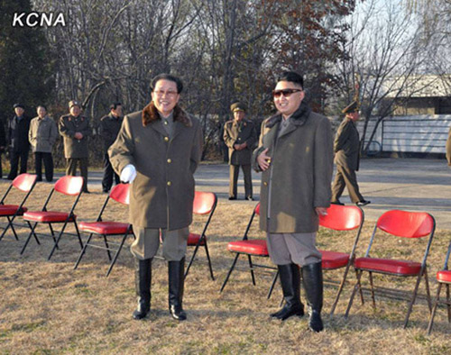 Chang Sung-taek is standing in a dignified manner beside Kim Jong-un who is visiting the training field of the mounted company under the direct control of the 534 troops. A number of videos or photos of the day showed that Kim Jong-un and Chang Sung-taek rode horses along with Chang’s wife Kim Kyung-hee or Kim’s sister Kim Yeo-jung. Chang could be viewed as a major figure in the sacred royal family through the footage showing “a day of horse riding by the royal family.” (Quoted from November 19, 2012 of Chosun Choongang Press)