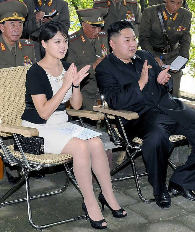 Ri Sol-ju with Kim Jong-un at a spot inspection. It seems that the black handbag gives bad impression to North Korean people. (Quoted from Rodong Shinmun, a government newspaper)