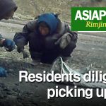 [Video Report] Residents diligently picking up coal ~Earning five times more than monthly wage in just a day~