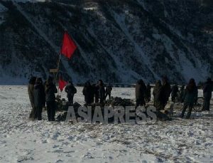 -30C, Bitter Coldness! How do the ordinary people in N.Korea survive the bitter cold? Enforced composts gleaning!  Fire wood and coal saving emphasized!