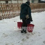 [PHOTO REPORT] Winter, people strive to overcome the water crisis by drinking river water