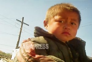 ＜Photo Report＞ Kotchebi, the Homeless, Under the Kim Jong-un Regime (PART3)  A toddler–roaming around a city–represents the society.  Kim Jong-un thoughtlessly enters orphanages without taking off shoes.