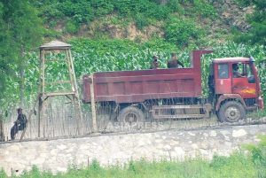 ＜Inside N. Korea＞ Theft of car parts is rampant in North Korea. Thieves immobilize vehicles by stealing tires, mirrors to sell on the black market...Few car parts make it over the border due to the pandemic