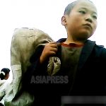 <Inside N. Korea> High school students enter farm fields to steal crops to survive…Government officials check whereabouts of students who miss class
