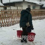 <Inside N. Korea>N. Koreans start their war against the cold, gathering at coal mines to pick up what they can, sometimes leading to police mobilizations… “There’s far less coal available than needed. We’ll freeze to death if this continues…”