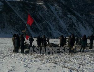 ＜Inside N. Korea＞Even high-level cadres mobilized to collect human feces during this year’s “manure battle”…People bring buckets with them when going to the public lavatory