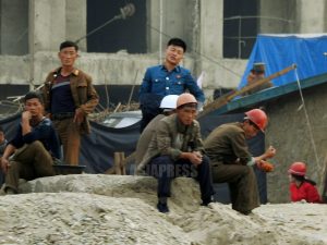 ＜Super-telephoto Lens Report＞North Korea's Flood Recovery Site (2) Dizzying Scenes... Young Women Working Without Helmets on 15-Story Buildings, Visible Signs of Fatigue (8 Photos)
