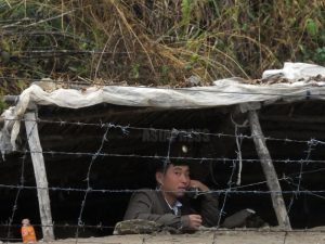 ＜Super-telephoto Lens Report＞ Sakju (2): Residents Trapped Behind Barbed Wire... Middle School Students Pointing and Laughing, Soldiers Quietly Observing (10 photos)