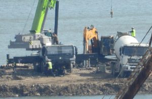 ＜Breaking News/ Super-telephoto＞The N.Korea-Russia Vehicle Bridge Construction Progressing Steadily (6 photos and maps)