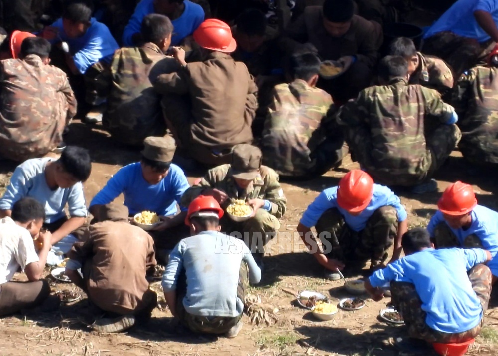 ＜Super-telephoto Lens Report>One Year After Floods, What Does the Site Look Like Now? (3)Massive Embankment Like a Castle Wall; Mobilized Soldiers' Lunch is Enormous Amounts of Corn Rice (10 Photos)