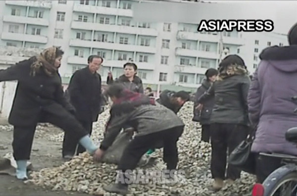 ＜Inside N. Korea＞ People being Mobilized (Part 1).